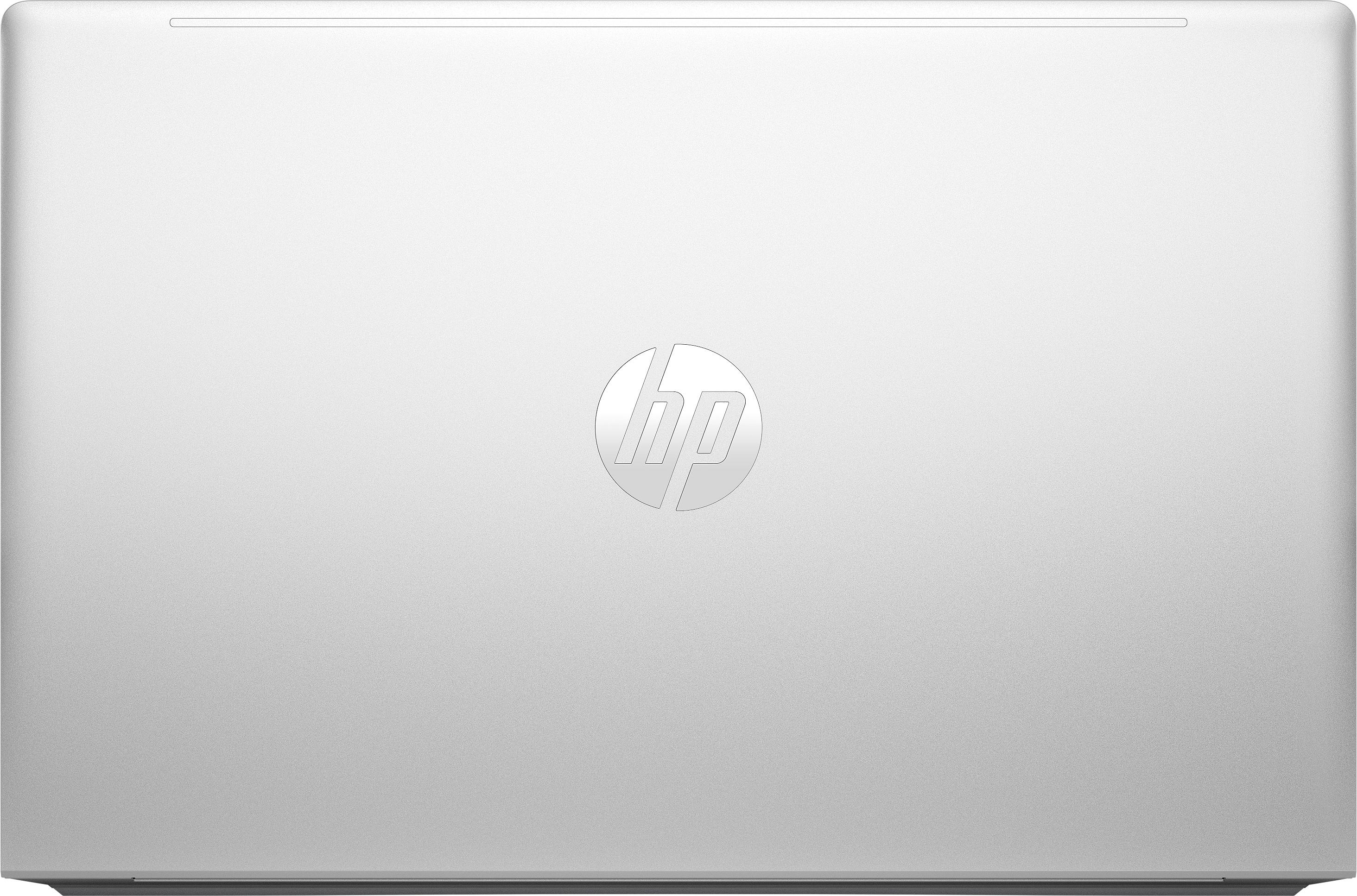 Rückseite eines silbernen Laptops mit HP-Logo auf hellgrauer Oberfläche.