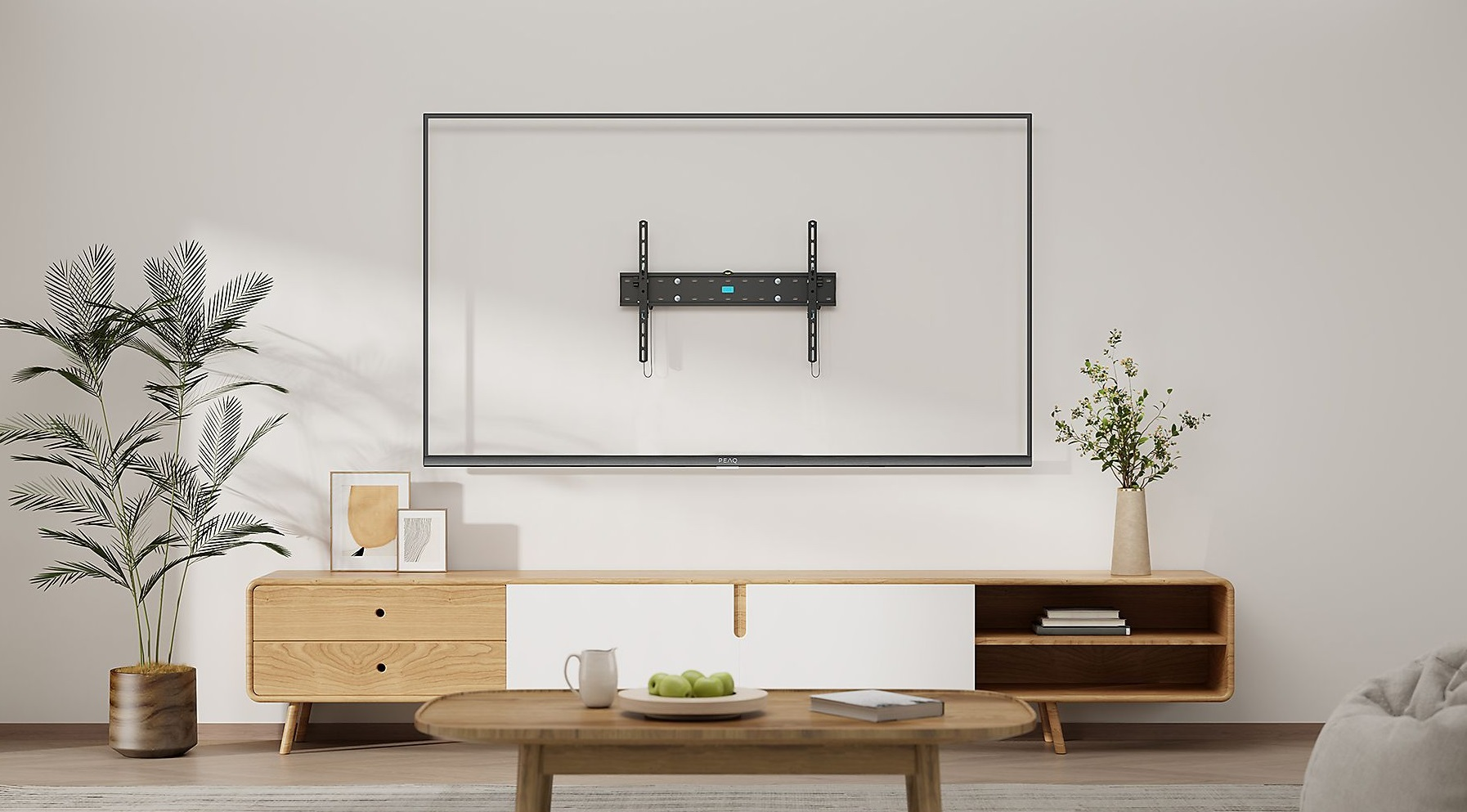 Salon z telewizorem zamontowanym na białej ścianie, konsolą i roślinami.