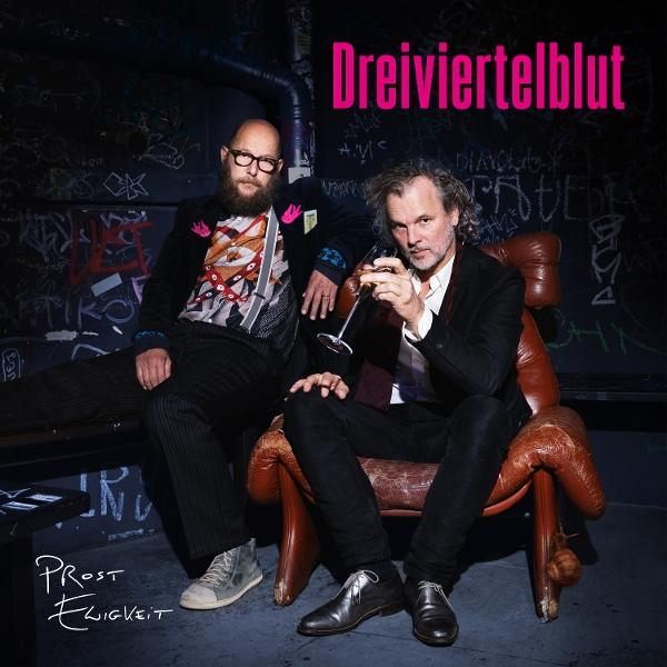 Albumcover mit zwei Männern, einer trinkt Wein, vor einer Graffiti-Wand.