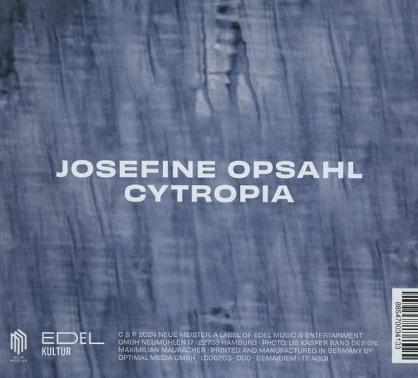 CD-Hülle mit Künstlernamen und Titel. Der Hintergrund ist blau mit weißem Text.
