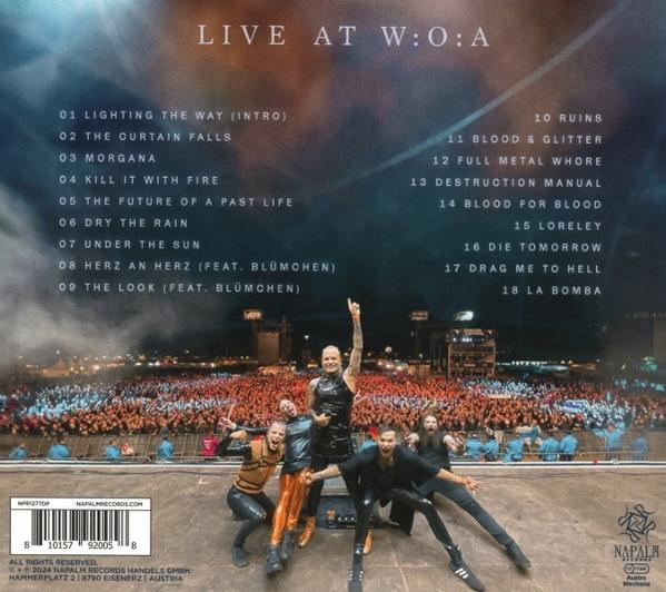 CD-Cover von Live at W:O:A. Band steht auf der Bühne. Publikum im Hintergrund. Titelliste oben.
