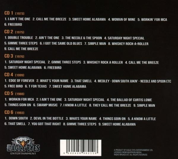 CD-Hülle mit Titellisten. Der Hintergrund ist schwarz mit weißem Text.