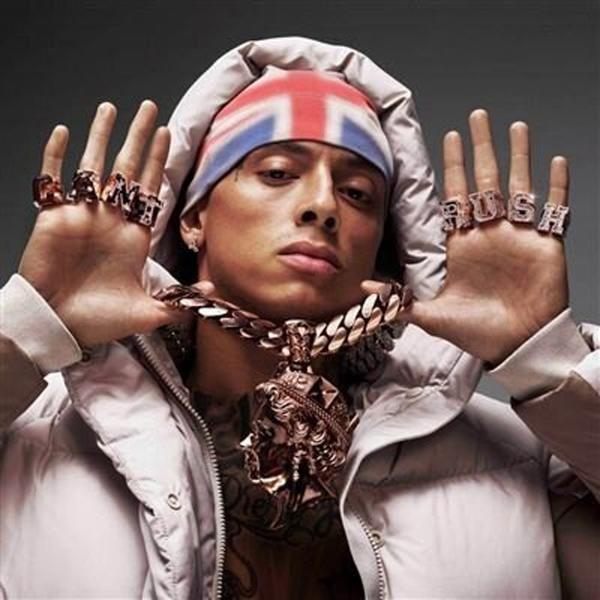 Mann mit Union Jack Bandana, Ringen mit 'CANT RUSH', goldene Kette.