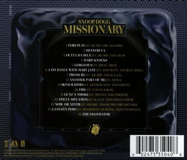 CD-Hülle für Snoop Doggs Album 'Missionary'. Der Hintergrund ist schwarz mit goldenem Text.