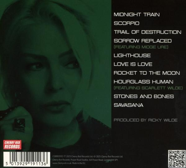 Albumcover mit einer Frau und einer Titelliste. Der Albumtitel ist nicht sichtbar. Der Hintergrund ist dunkelgrün.
