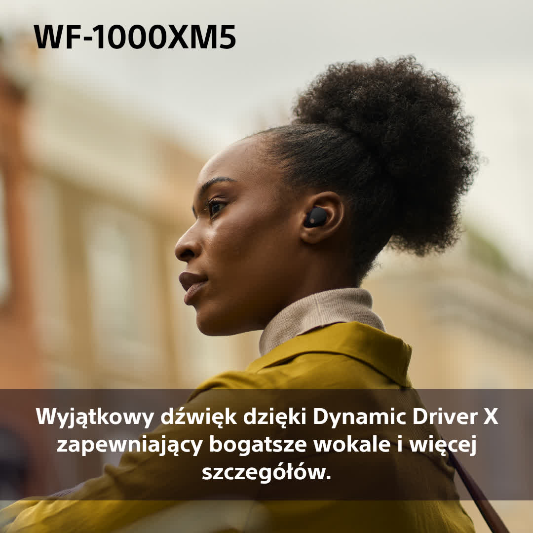 Kobieta ze słuchawkami. Słuchawki w uchu, kobieta w żółtej kurtce, fokus na słuchawkach, tekst u góry.