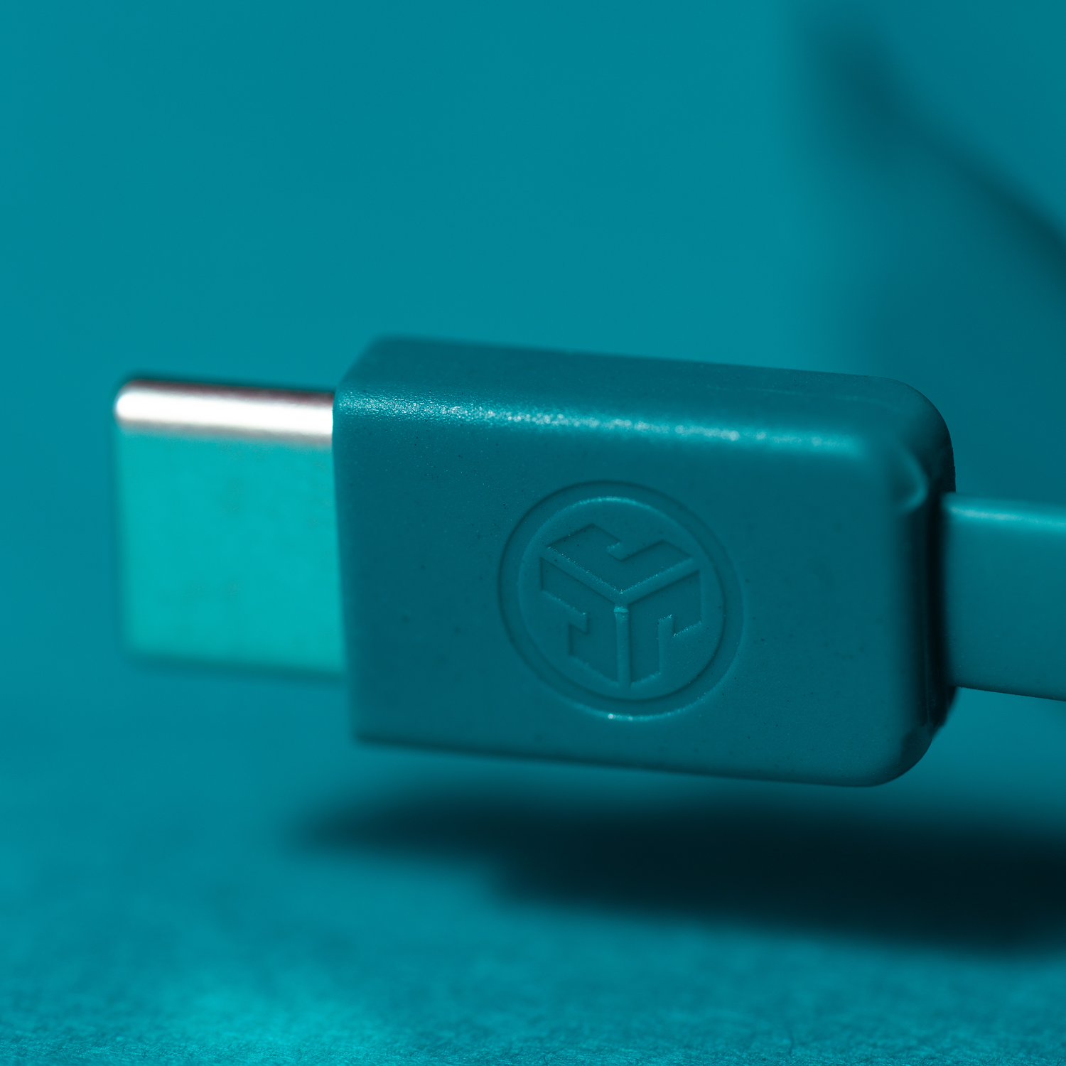 Blauwe USB-C-connector met een driezijdig logo in het midden.