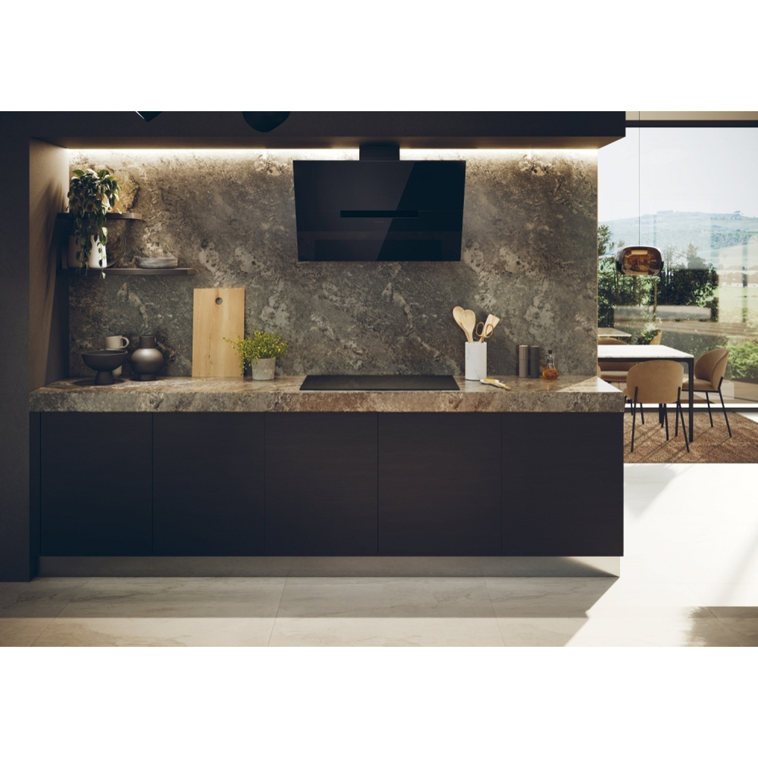 Cucina con piano cottura Haier, cappa e piano di lavoro con accessori. Finestra sullo sfondo.
