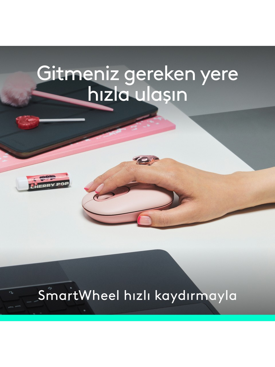 Beyaz masada pembe fare, üzerinde el, pembe lolipop, tablet, klavye.