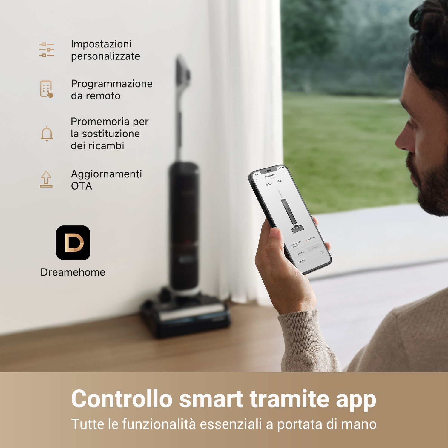 Una persona tiene in mano un telefono che mostra un'app per aspirapolvere. Testo in italiano.