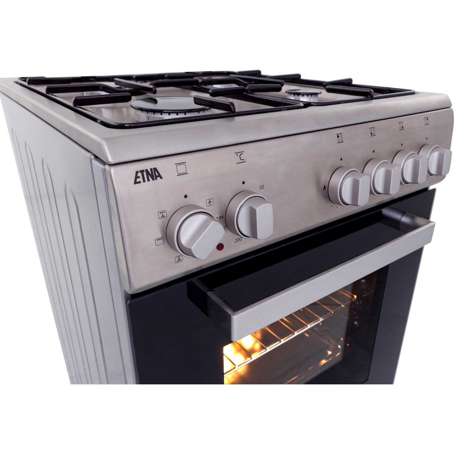 Schuine weergave van een zilveren gasfornuis, met branders, knoppen en de ovendeur half open.