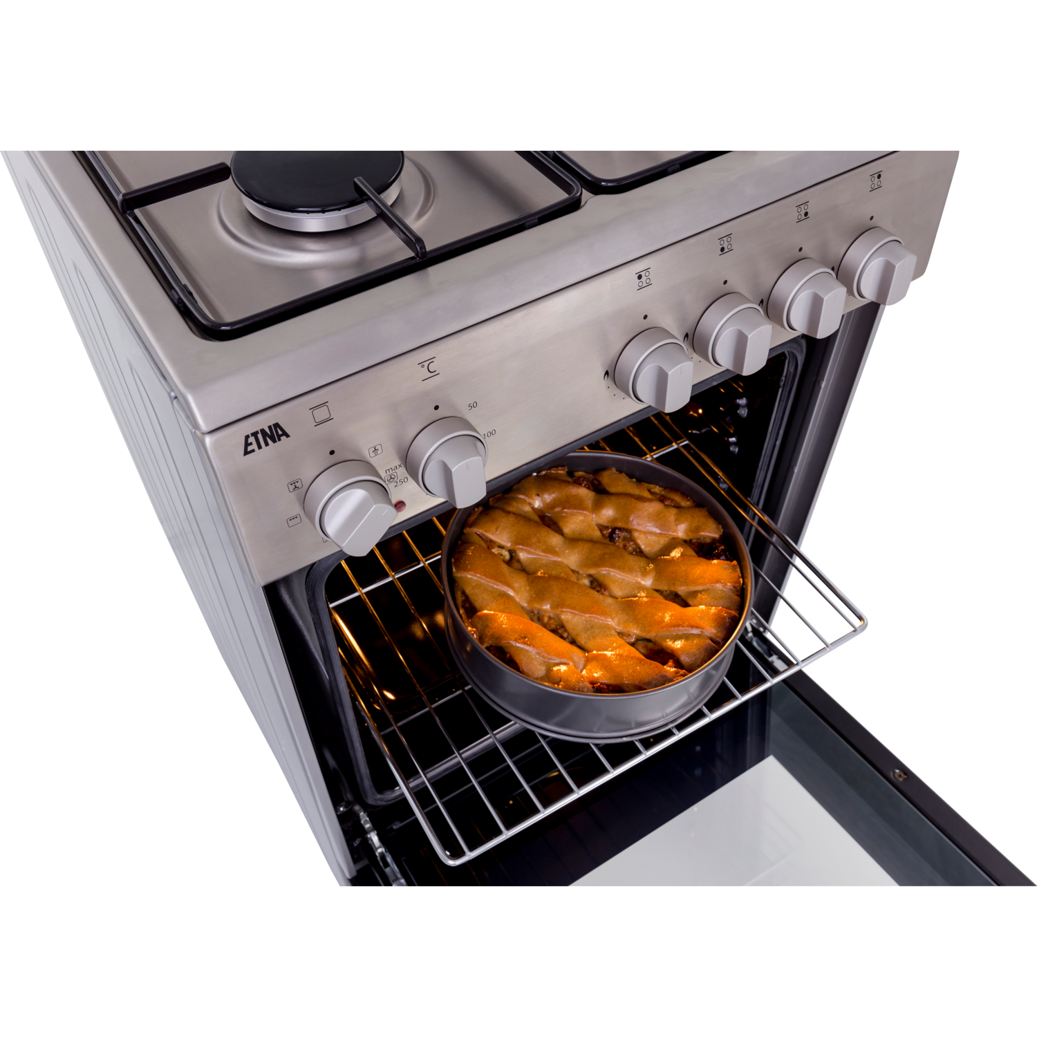 Een open oven met een ronde bakvorm met een gebakken taart op een rooster.