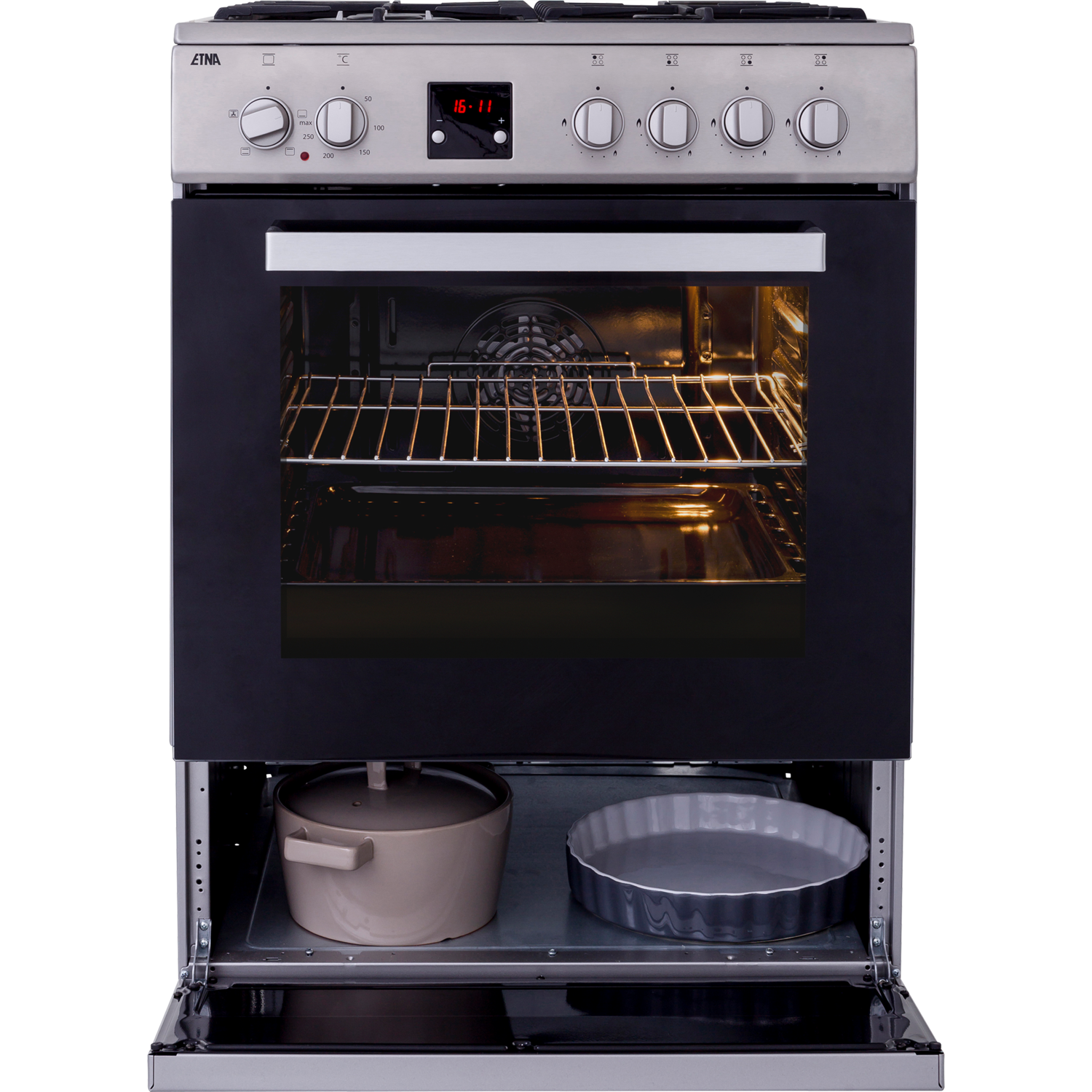 Gasfornuis met open oven met digitale klok, ventilator, roosters en schalen in de basis.