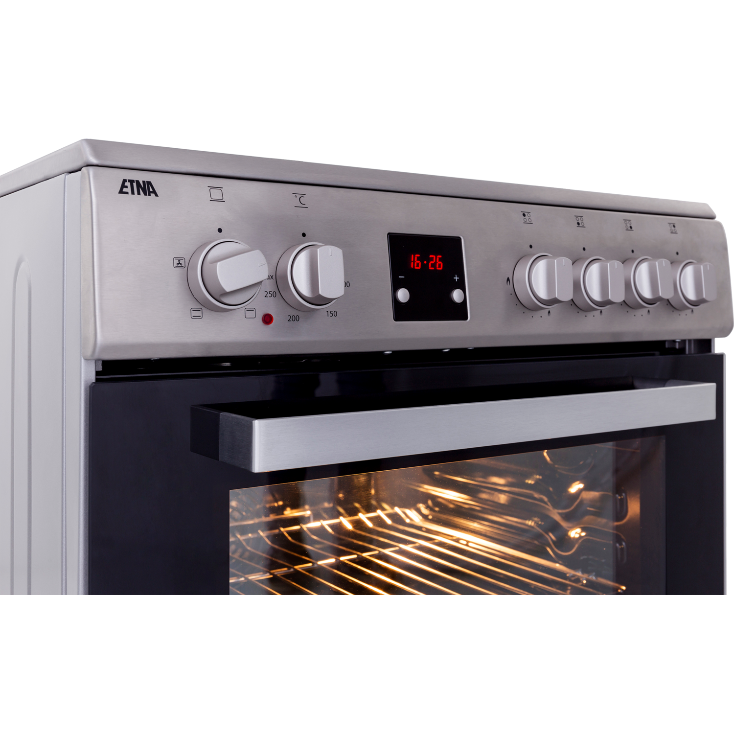 Zilveren oven met draaiknoppen, digitaal display met 16:26 en een gloeiend interieur.