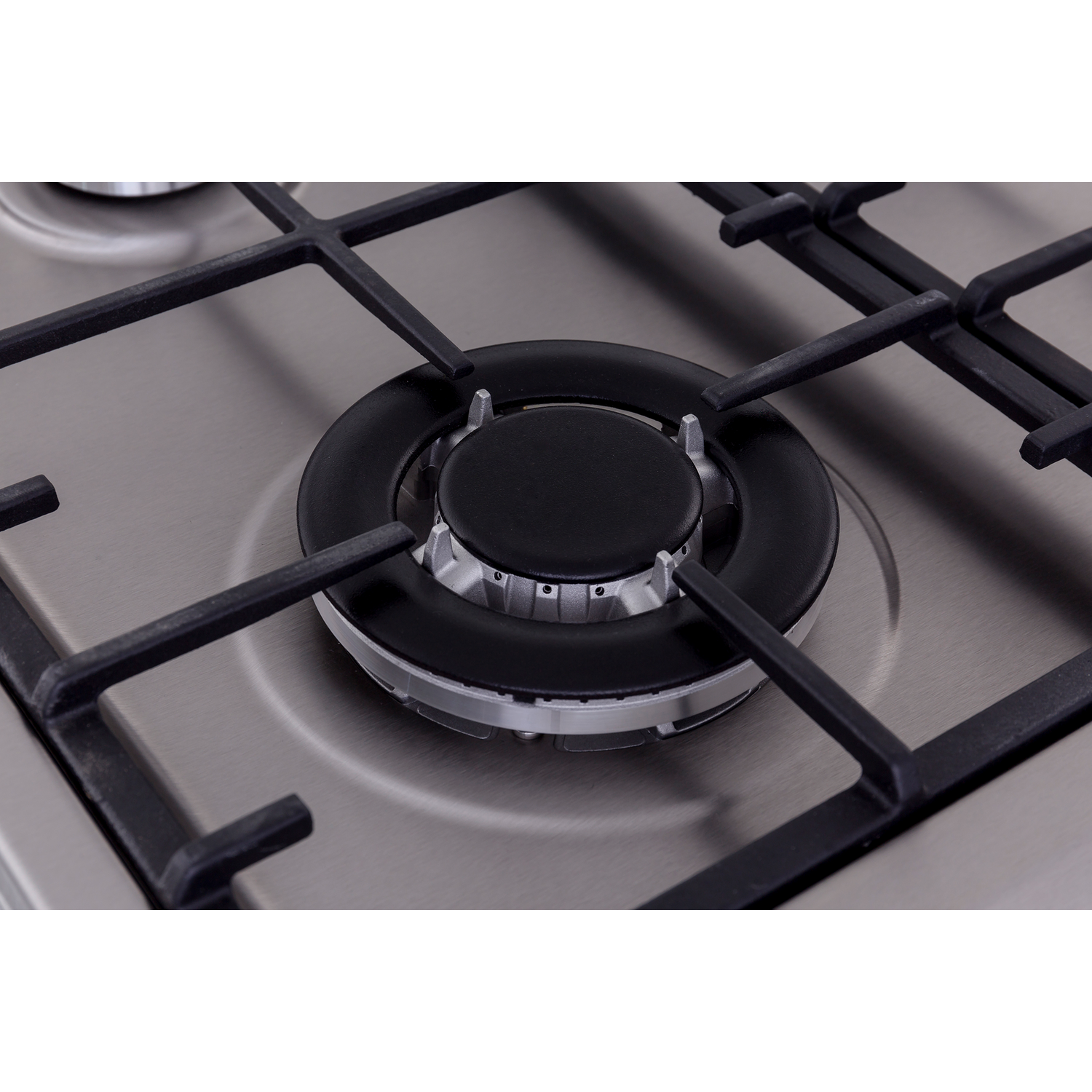 Close-up van een gasfornuisbrander met zwarte ring en kruisvormige roosters.