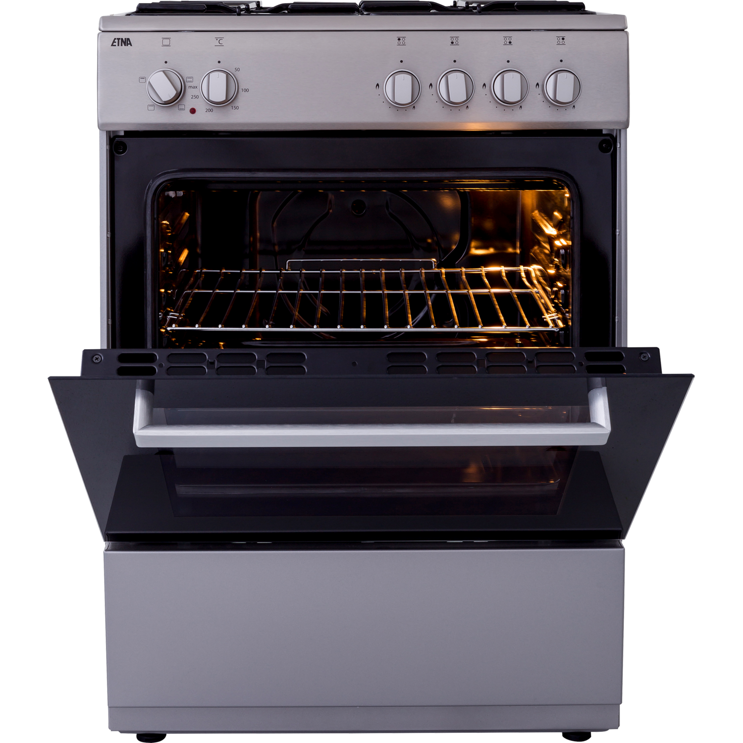Een roestvrijstalen oven met een open deur, met het interieur, lichten en een rek, tegen een zwarte achtergrond.