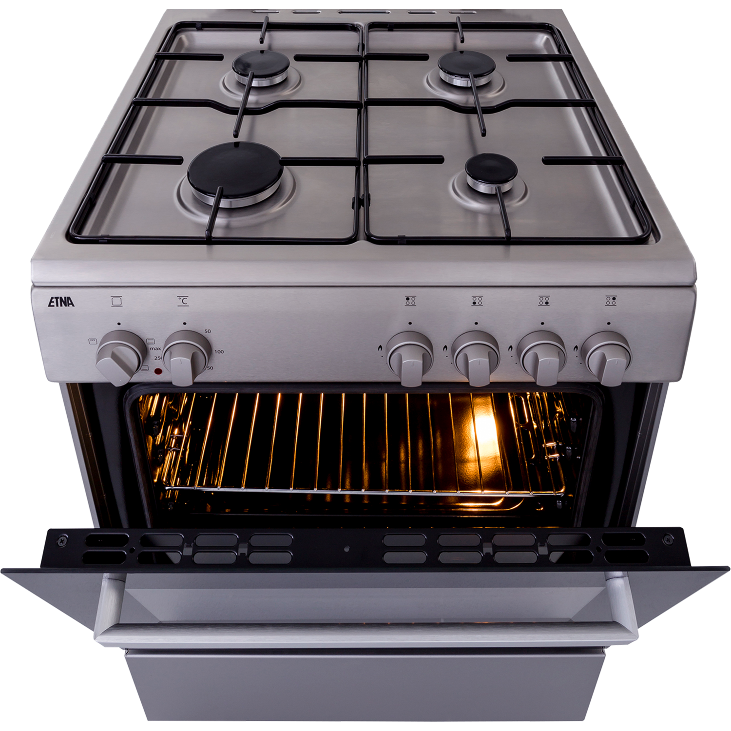 Een roestvrijstalen oven met een open deur, met het interieur, rek en bovenste branders, tegen zwart.