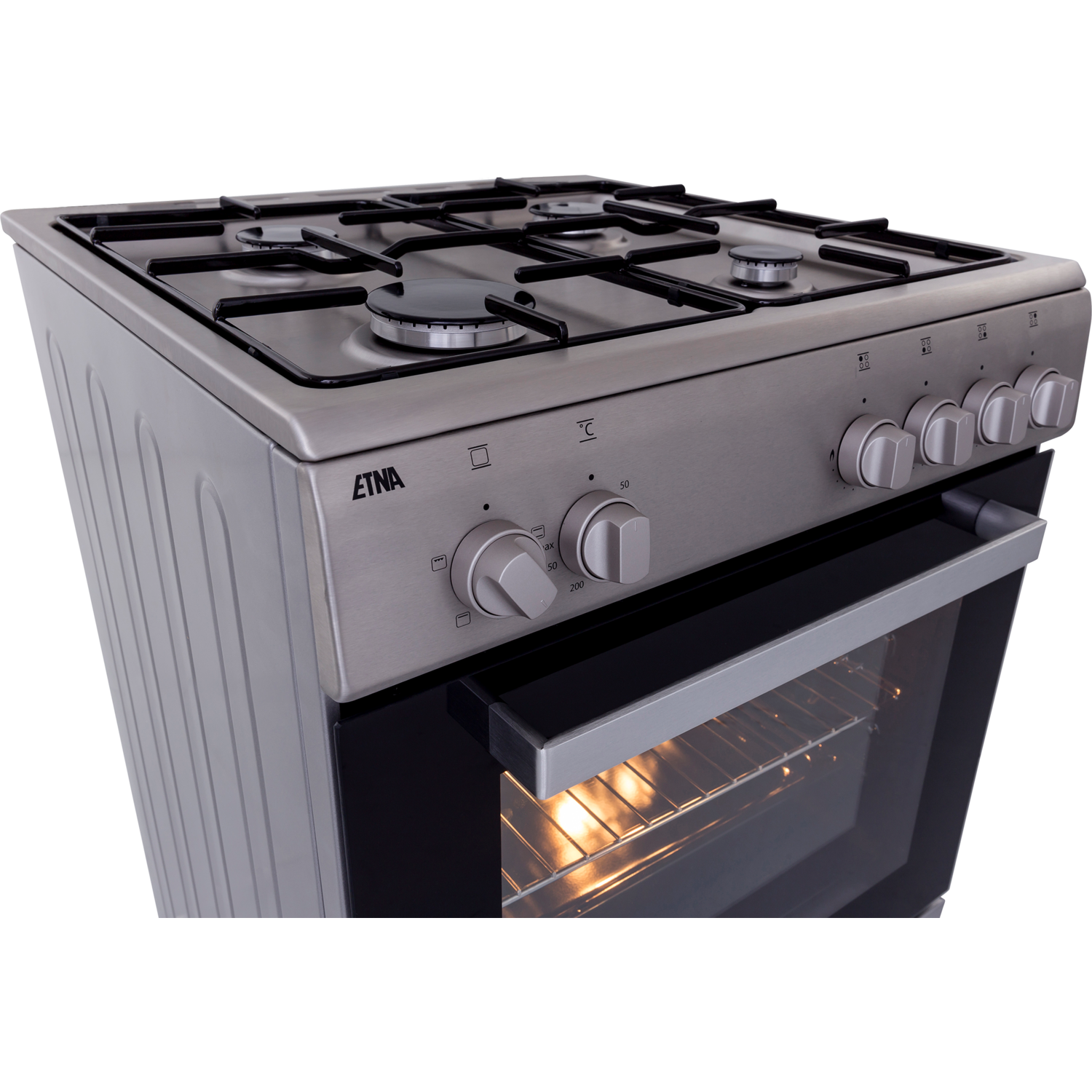 RVS gasfornuis, met de ovendeur open en het licht aan.
