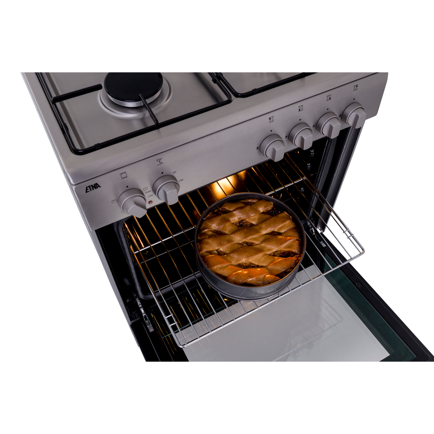Een roestvrijstalen oven met een taart erin. De ovendeur staat open.