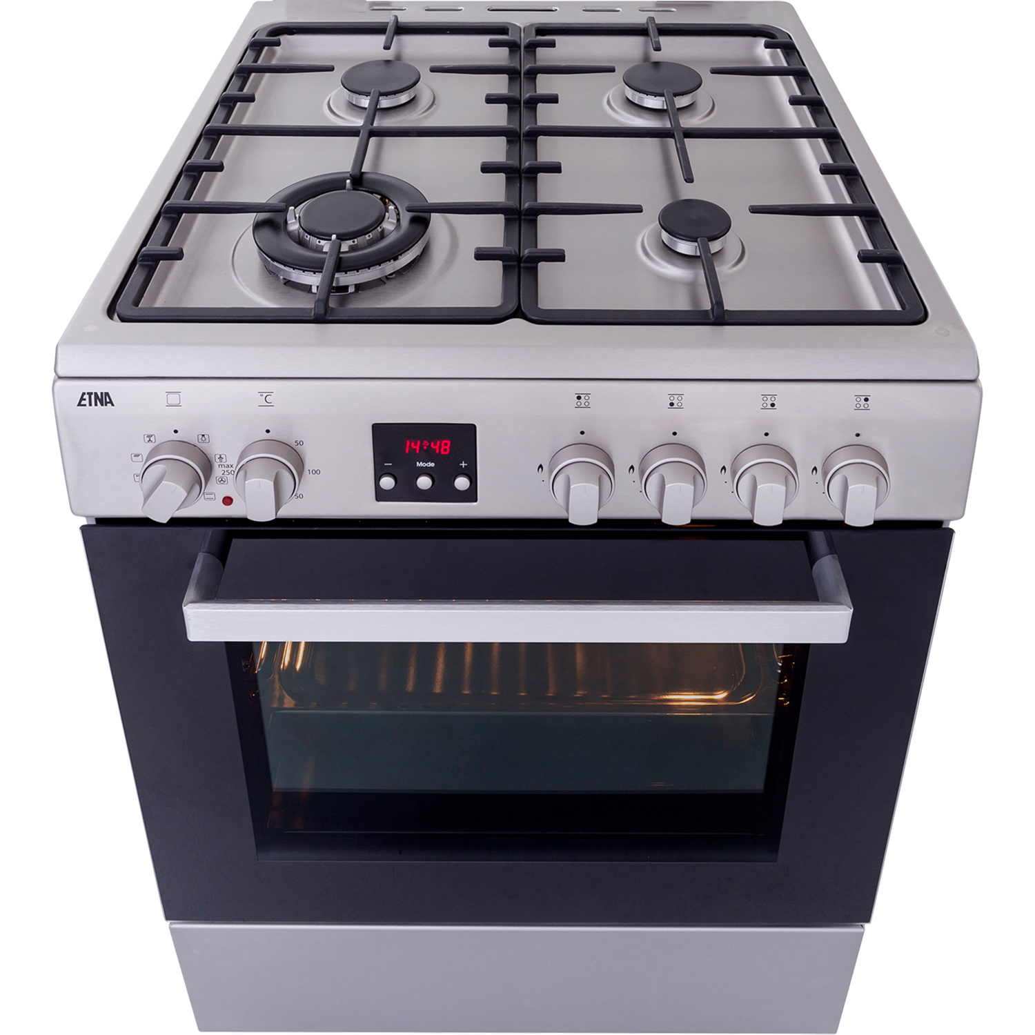Een roestvrijstalen oven met gesloten ovendeur. Het fornuis heeft vier branders en bedieningsknoppen.