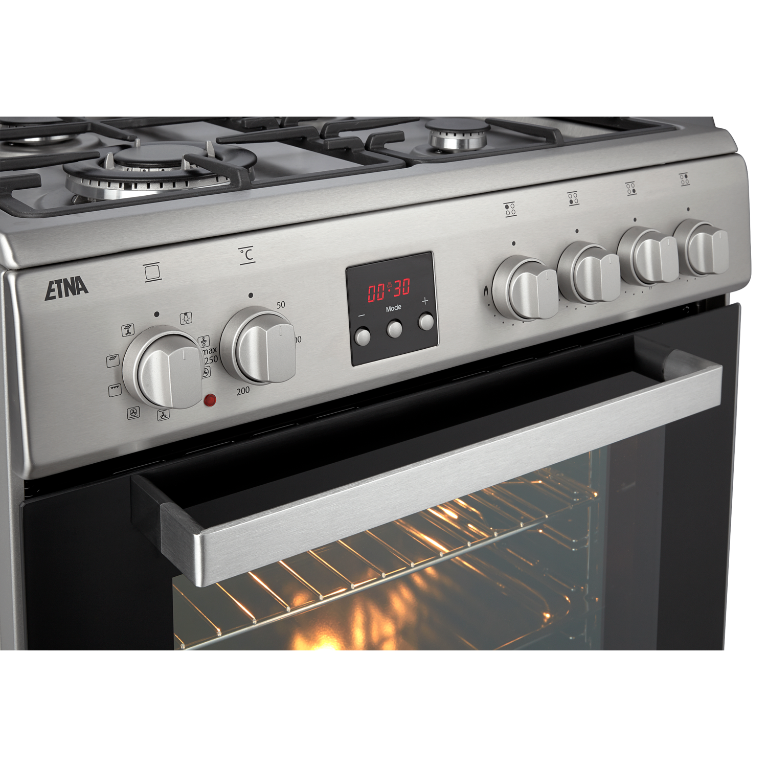 Close-up van oven met open deur. Oveninterieur zichtbaar. Bedieningspaneel met display en knoppen.