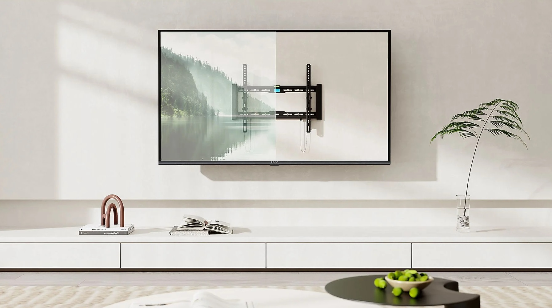 Zamontowany telewizor, biała półka i dekoracje.