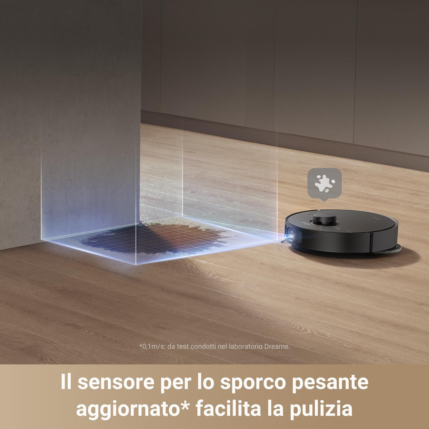Aspirapolvere robot che pulisce un pavimento. Sta dimostrando la pulizia di una fuoriuscita.