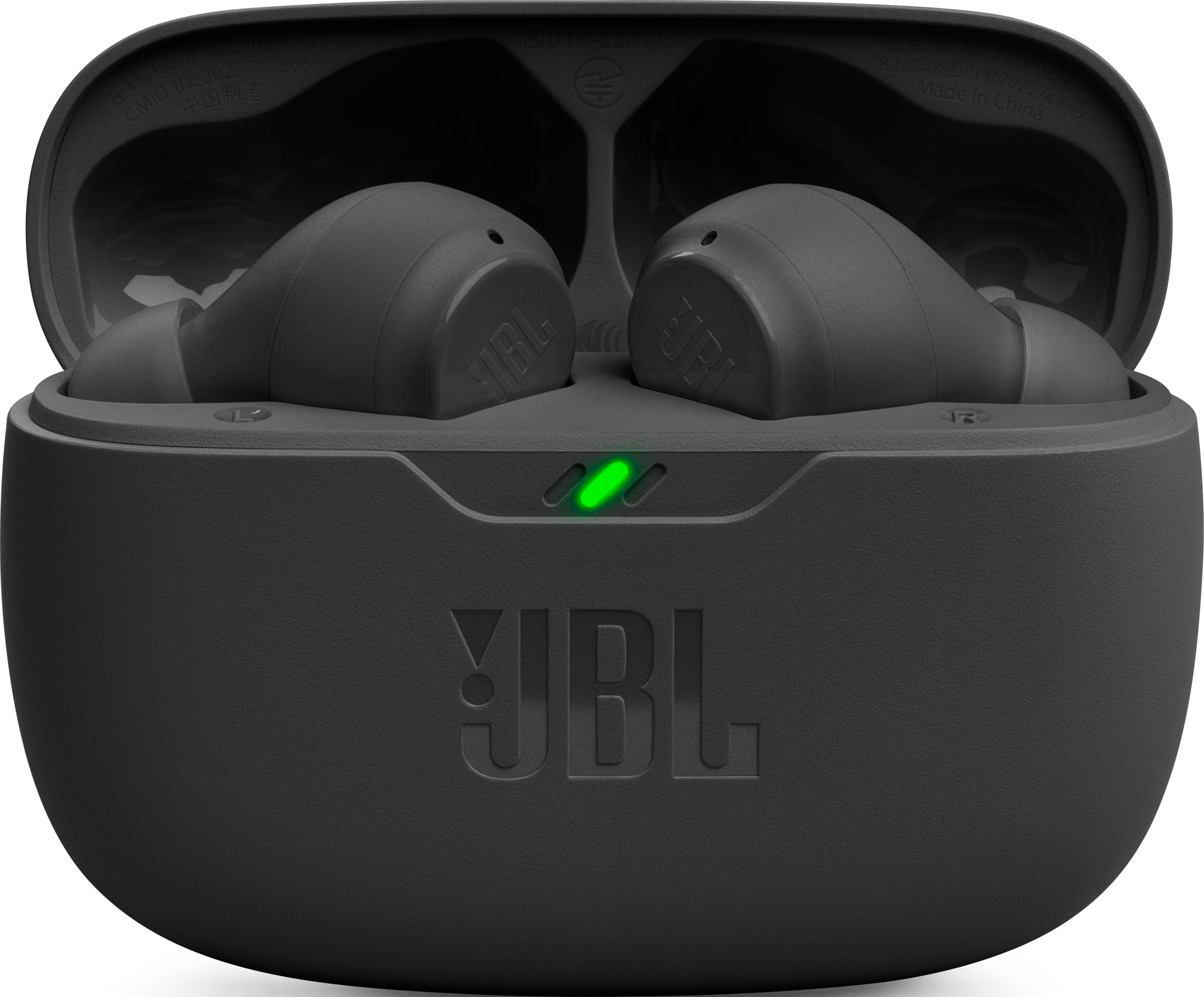 Écouteurs JBL noirs à l'intérieur d'un étui de chargement noir. Lumière verte indiquant la charge.