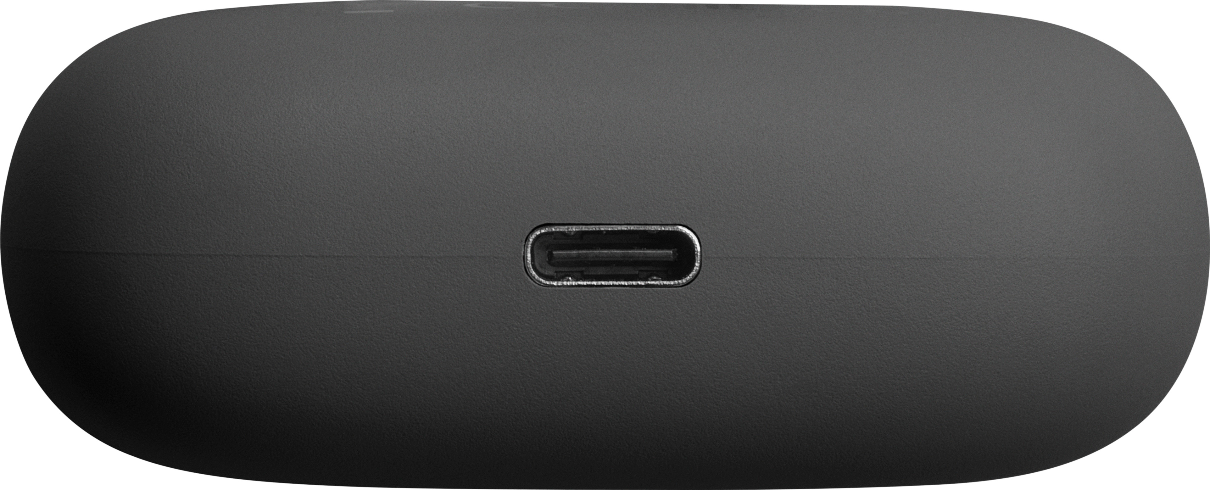 Un gros plan d'un étui de chargement d'écouteurs noir avec un port USB-C visible.