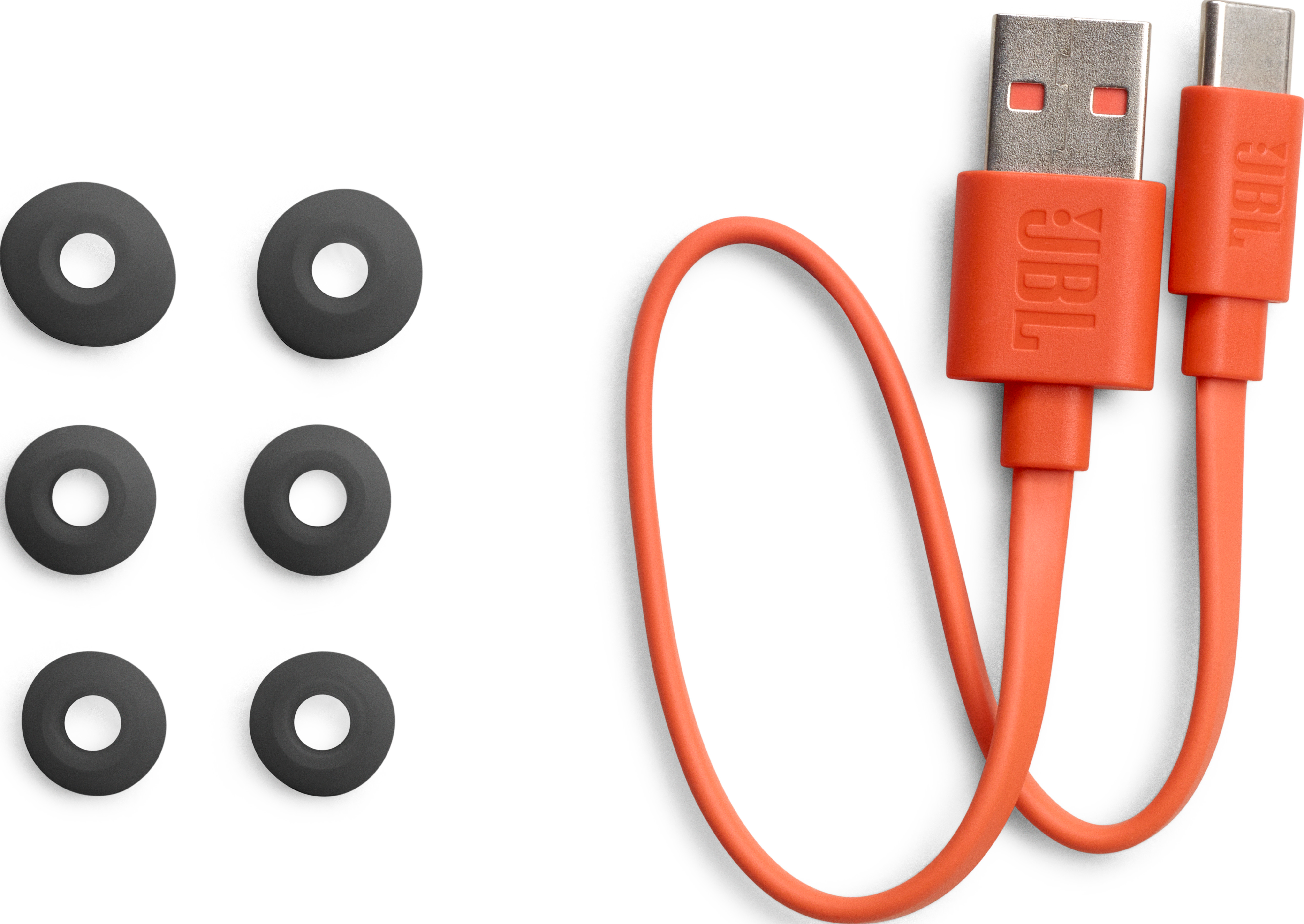 Six embouts d'oreille à côté d'un câble de chargement USB-C orange.