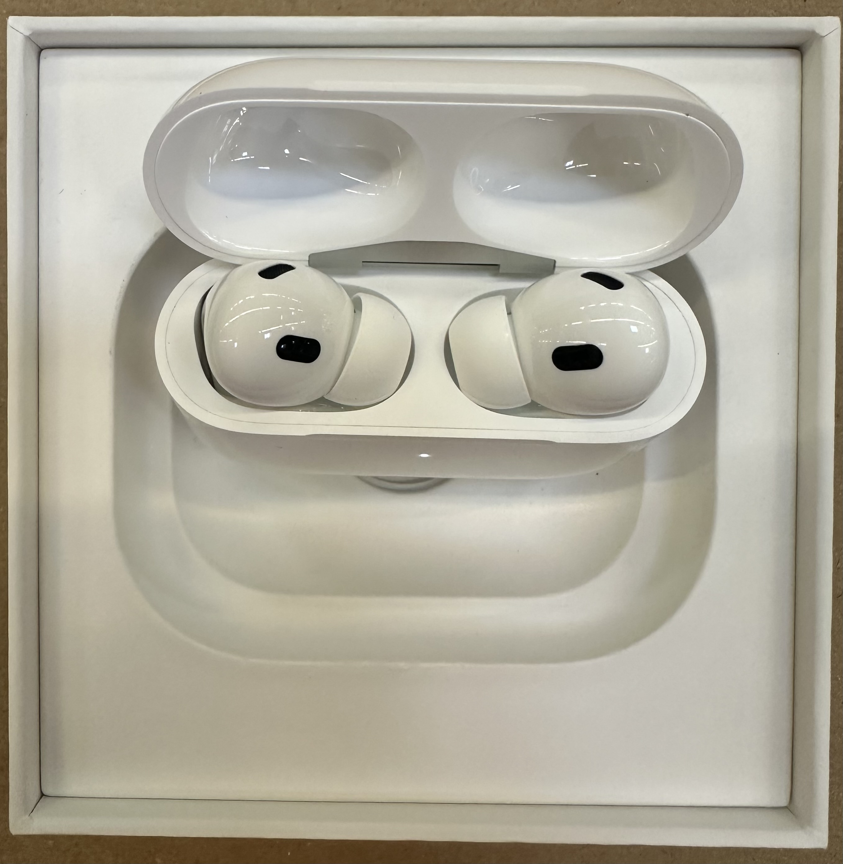 OUTLET - Słuchawki bezprzewodowe APPLE AirPods Pro (2. generacji) z etui MagSafe (USB‑C) MTJV3ZM/A