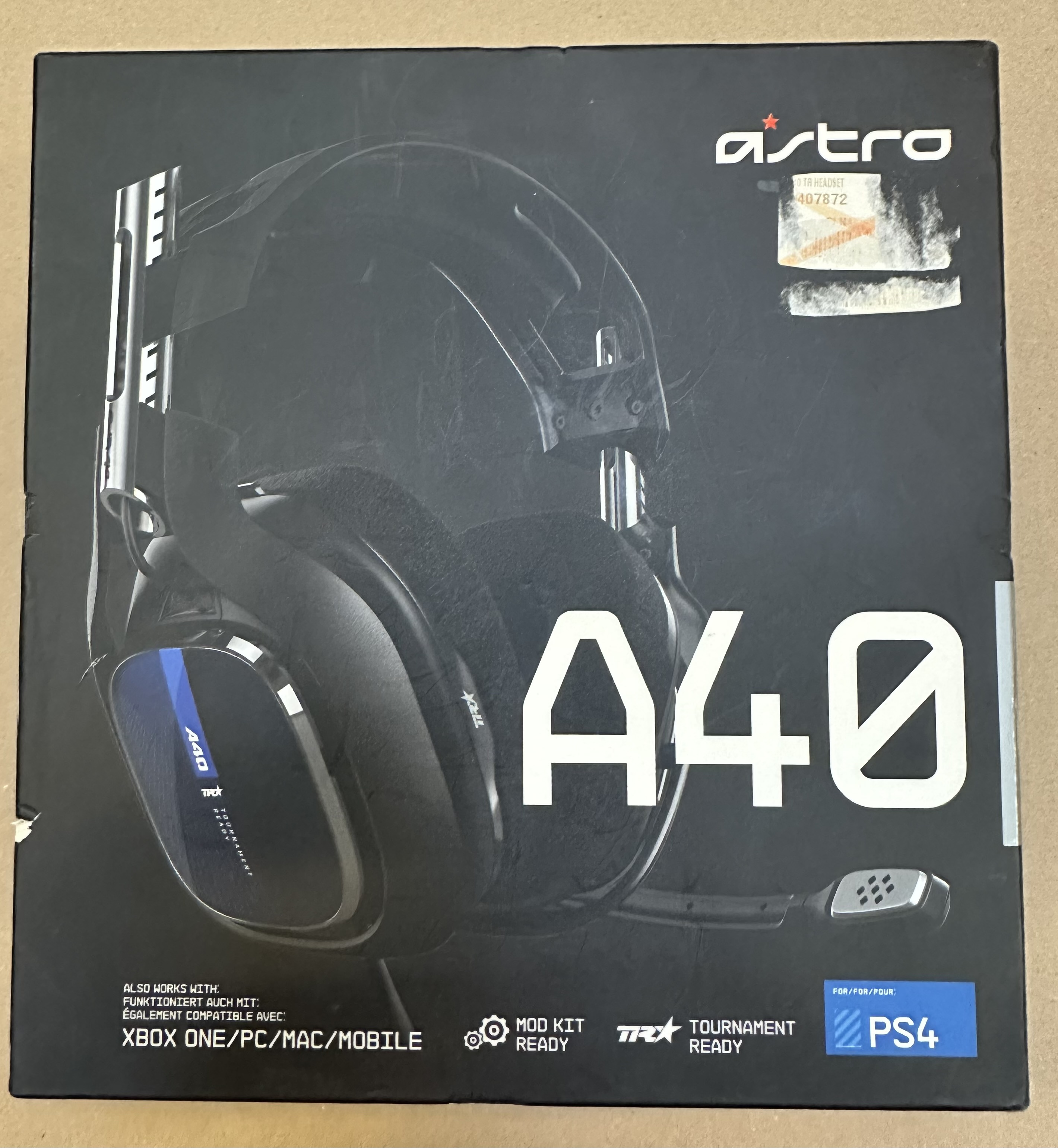 Pudełko zestawu słuchawkowego Astro A40, czarno-niebieski design.