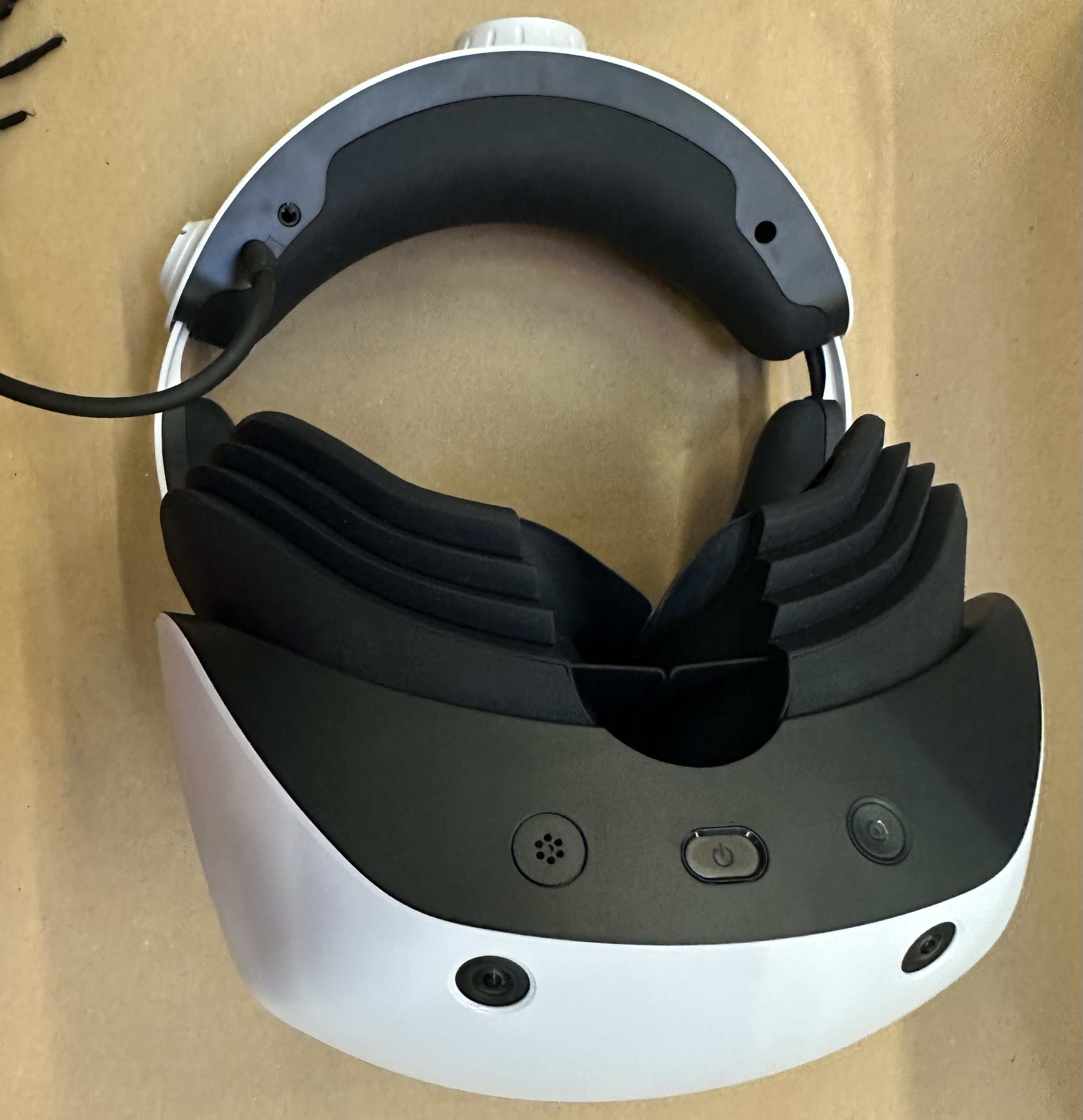 Zestaw słuchawkowy VR, biało-czarny z wyściółką na górze i z przodu.