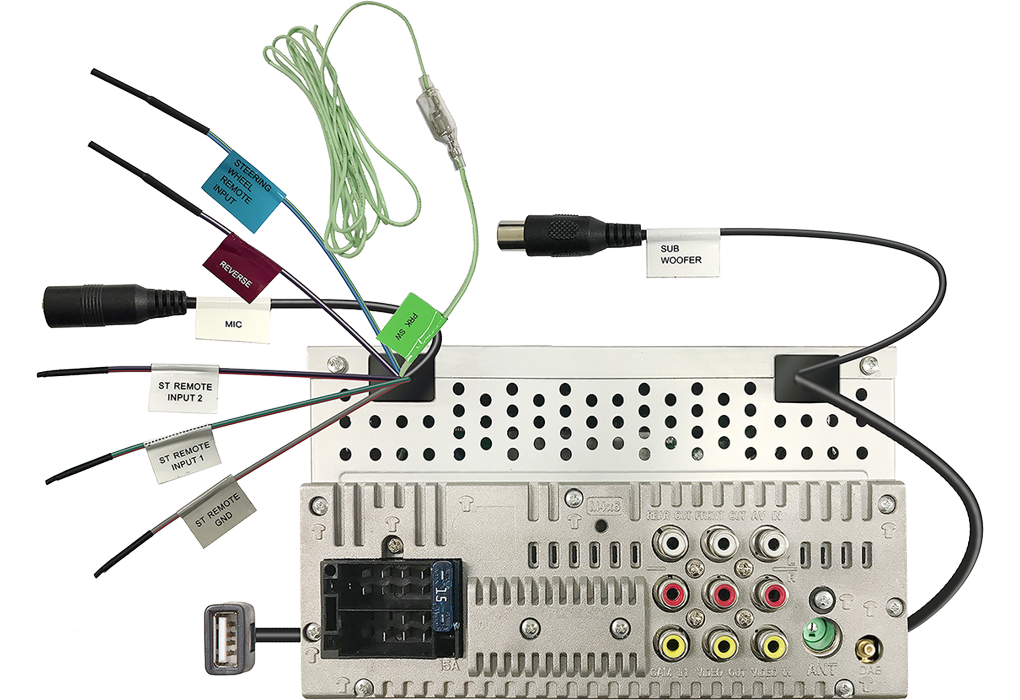 Autoradio-Rückseite mit angeschlossenen Kabeln. Verschiedene Anschlüsse für Audio und andere Komponenten.