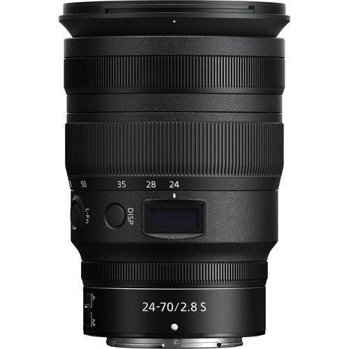 Siyah, tırtıklı gövdeli, 24-70/2.8 S etiketli kamera lensi. Rakamlar ve bir ekranı var. Üst kısımda bir lens siperliği var.