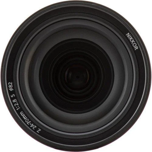 Nikon markası ve 24-70mm 1:2.8 S, ø82 detaylarına sahip siyah bir kamera lensi.