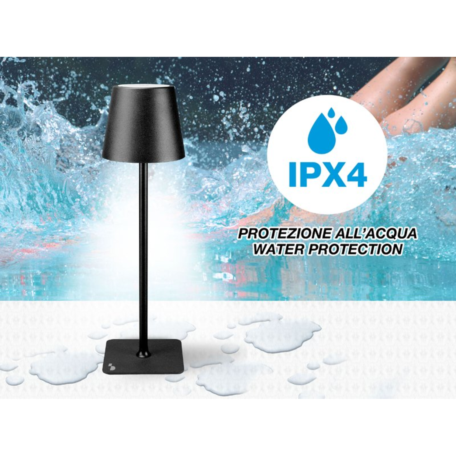 Zwarte lamp voor waterspatten. Achtergrond toont water en benen. IPX4 waterbeschermingsteken.