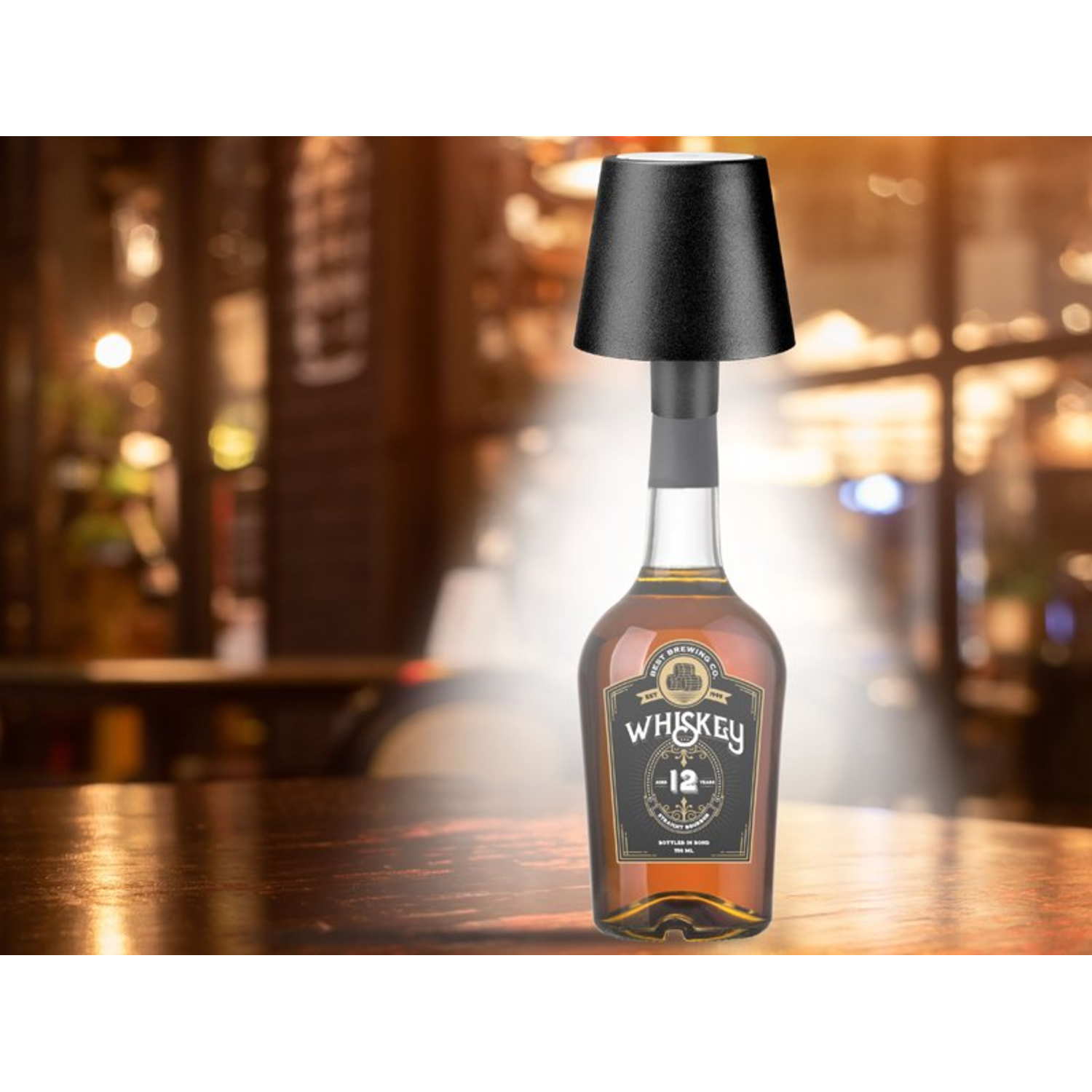 Whiskeyfles met lampenkap op houten tafel. De achtergrond toont een vage baromgeving.