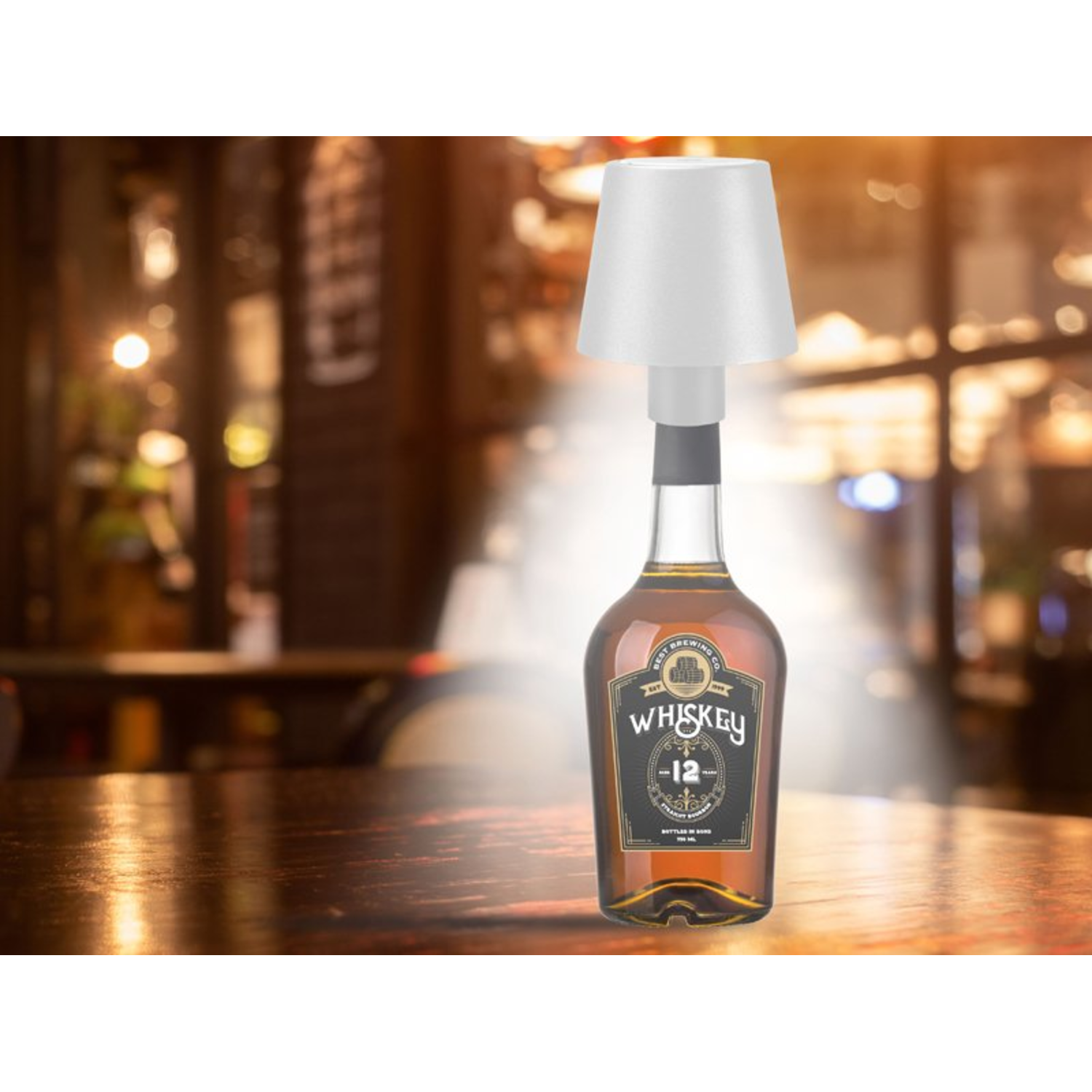 Een whiskyfles met een lampenkap erop, op een houten tafel in een bar.