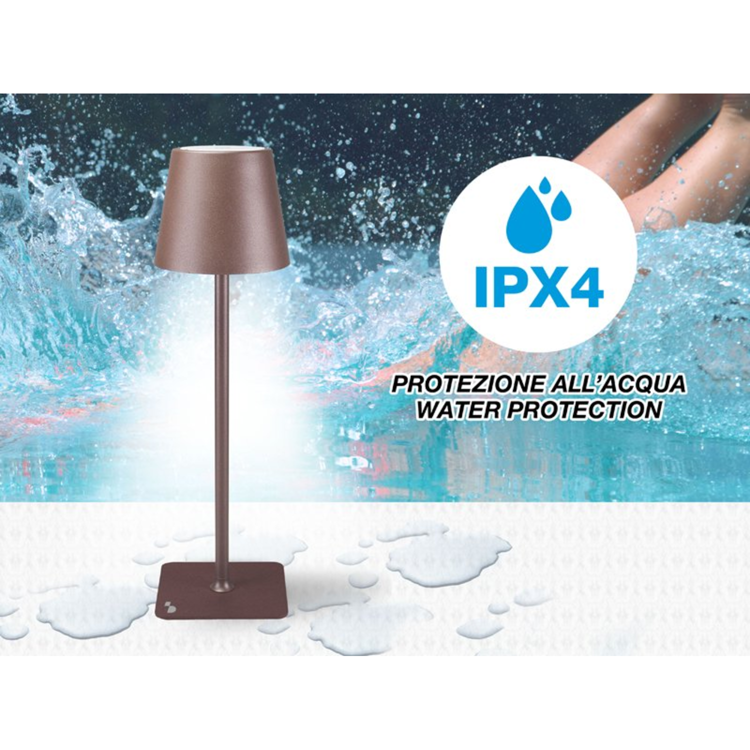 Bruine tafellamp bij water, IPX4 waterbescherming pictogram zichtbaar, waterdruppels op het oppervlak.