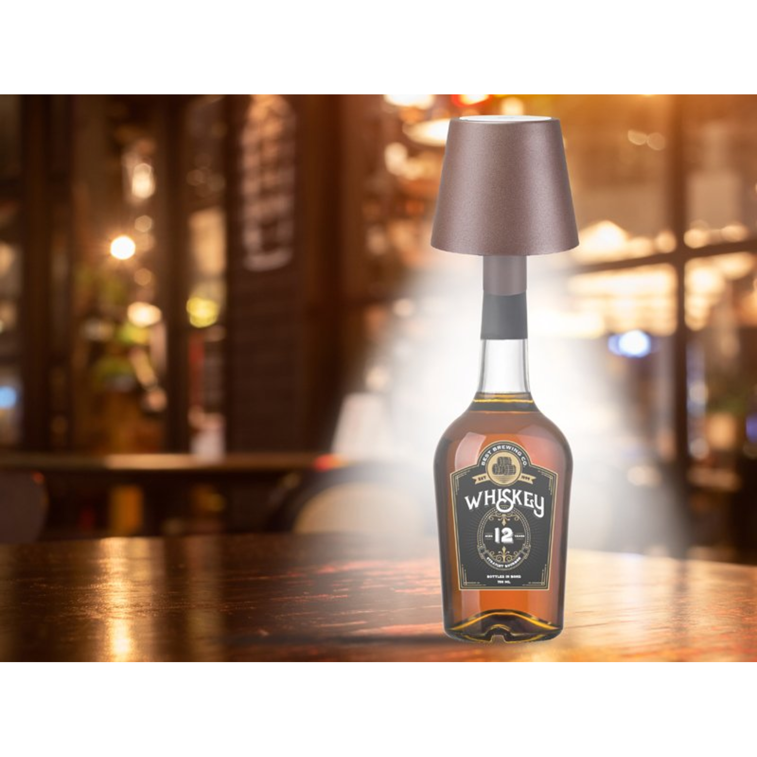 Een drankfles met een lamp erop, op een houten tafel in een bar.
