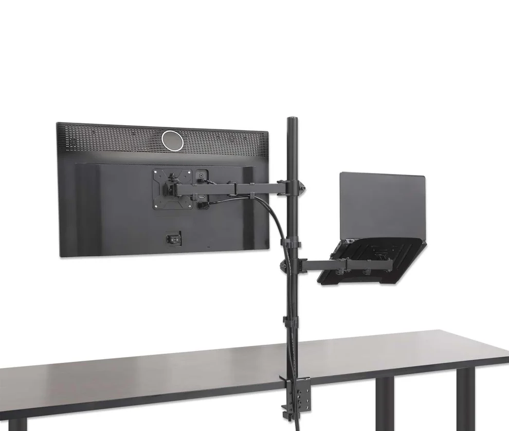 Fekete monitor és laptop állvány. Monitor és laptop az állványon. Fekete asztal a háttérben.