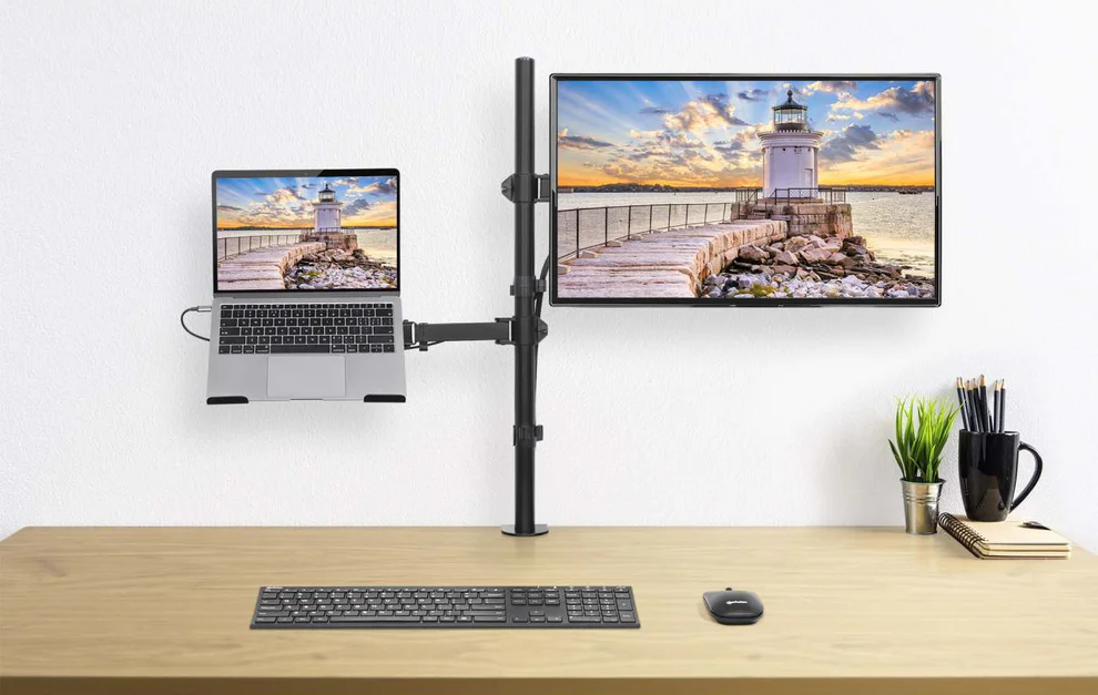 Monitor és laptop van felszerelve. Világítótorony jelenet látható a képernyőn.
