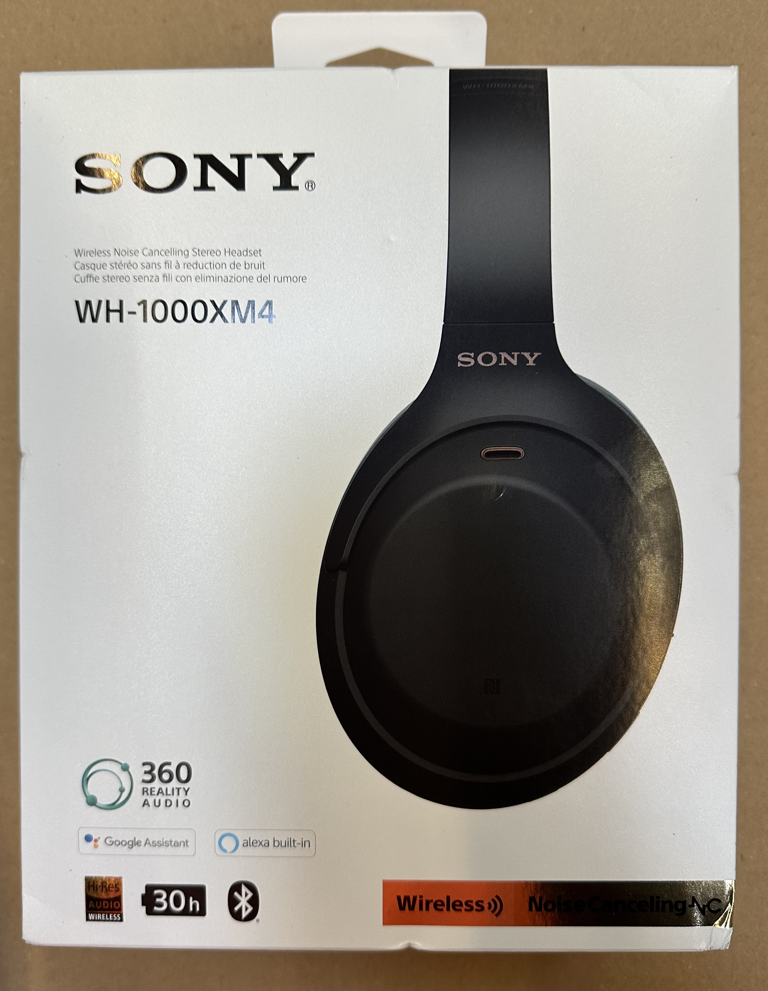 Czarne słuchawki stereo bezprzewodowe z redukcją szumów Sony WH-1000XM4 w pudełku, widoczne logo.