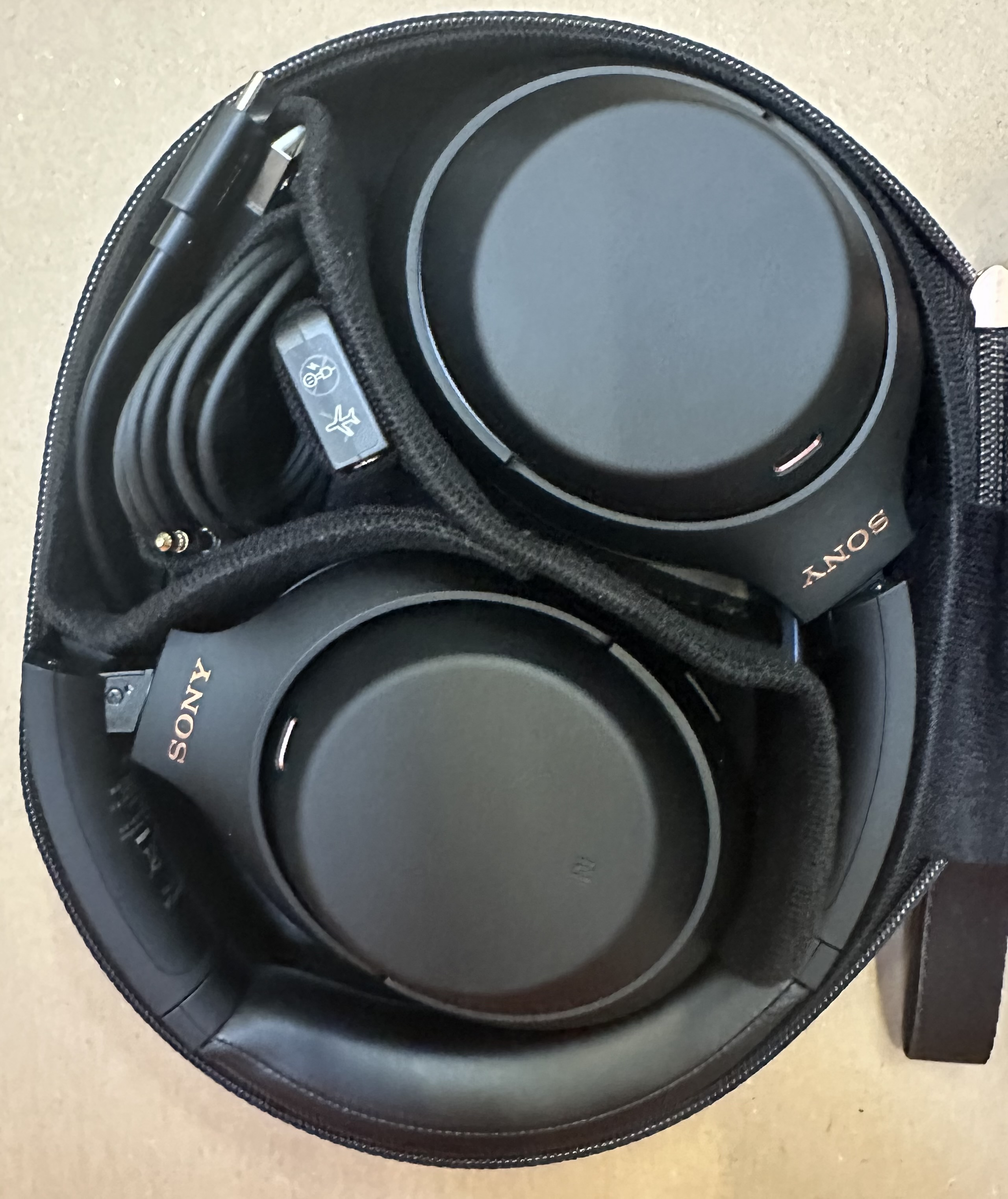 Czarne słuchawki w czarnym etui.