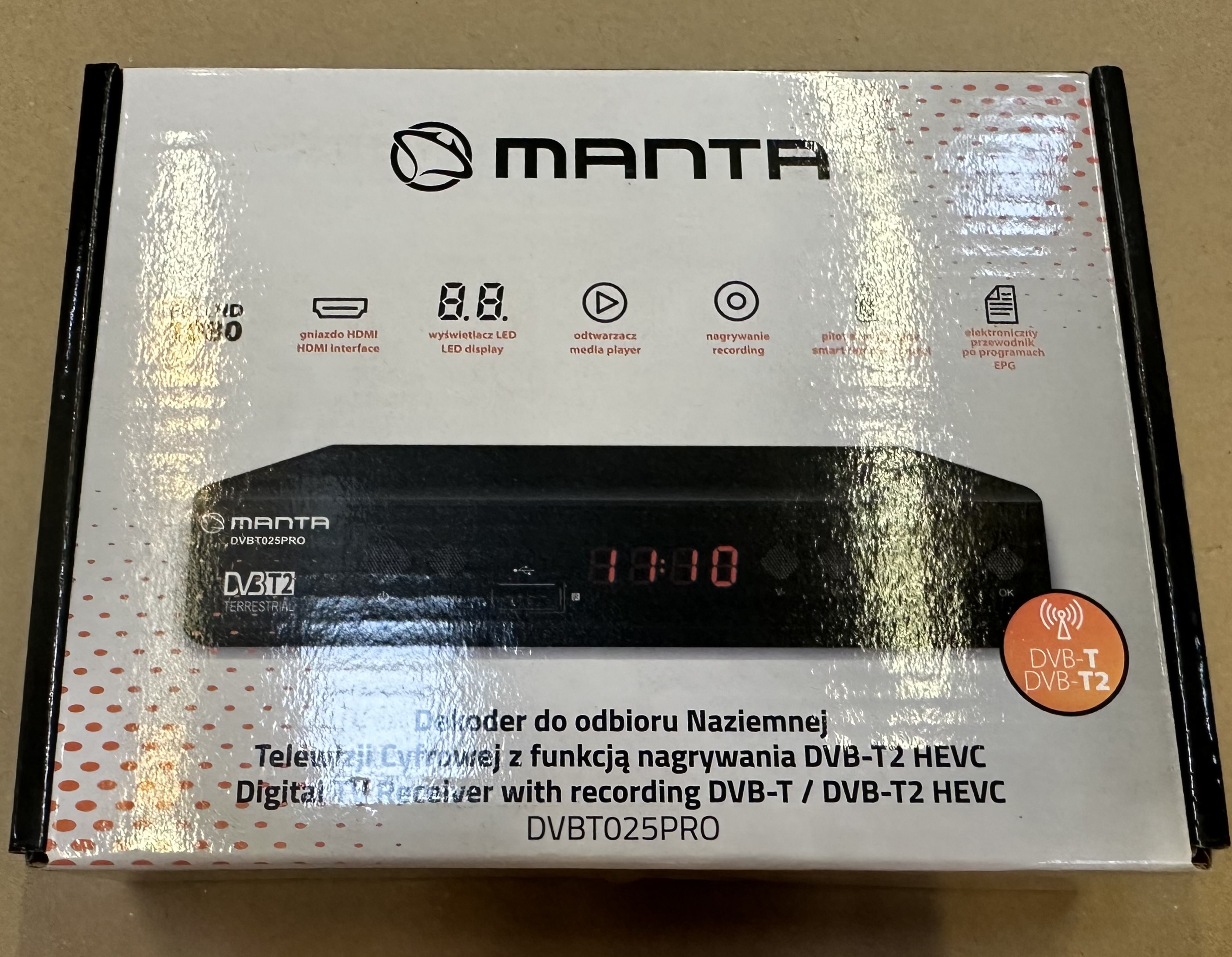 Dekoder cyfrowy Manta DVB-T2 z tekstem i przyciskami, na białej powierzchni.