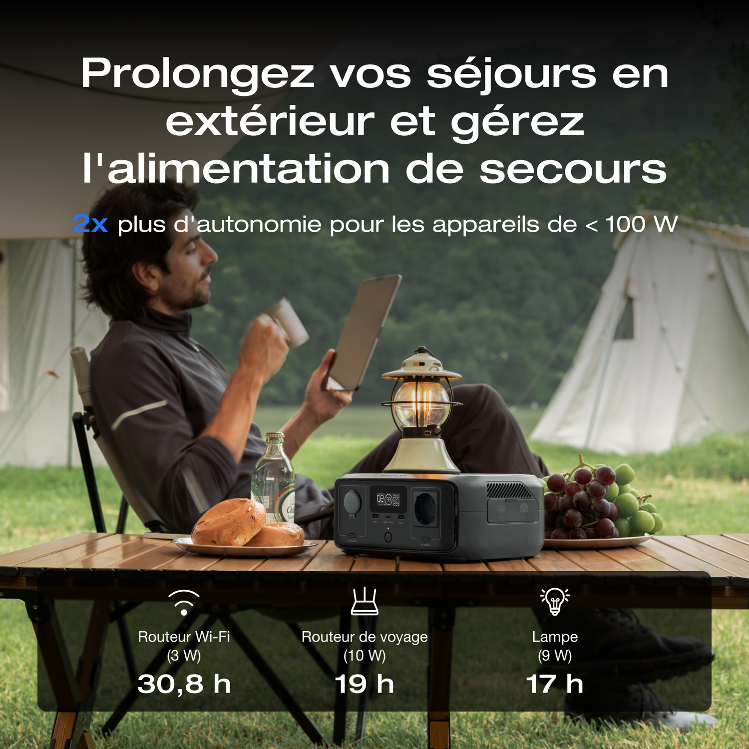 Homme se relaxant en extérieur, avec centrale électrique, table, nourriture et infos routeur Wi-Fi.