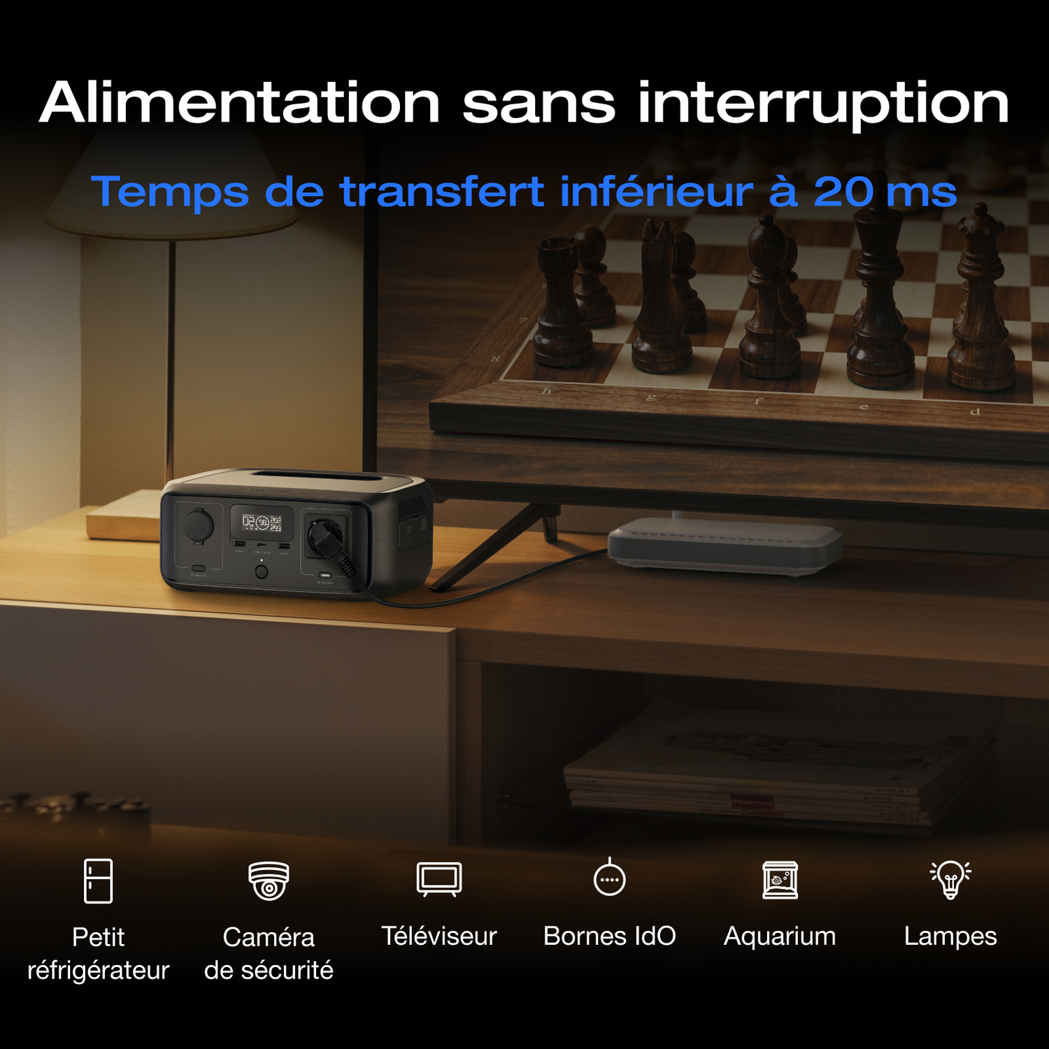 Station d'alimentation connectée à des appareils comme réfrigérateur, TV et caméra, avec un échiquier.