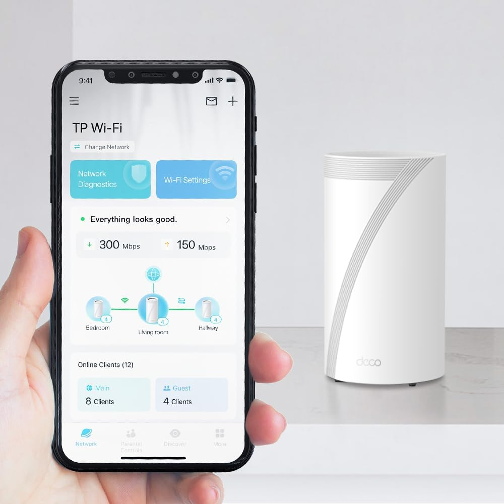 Eine Person hält ein Telefon, das eine Wi-Fi-App anzeigt, neben einem weißen Router.
