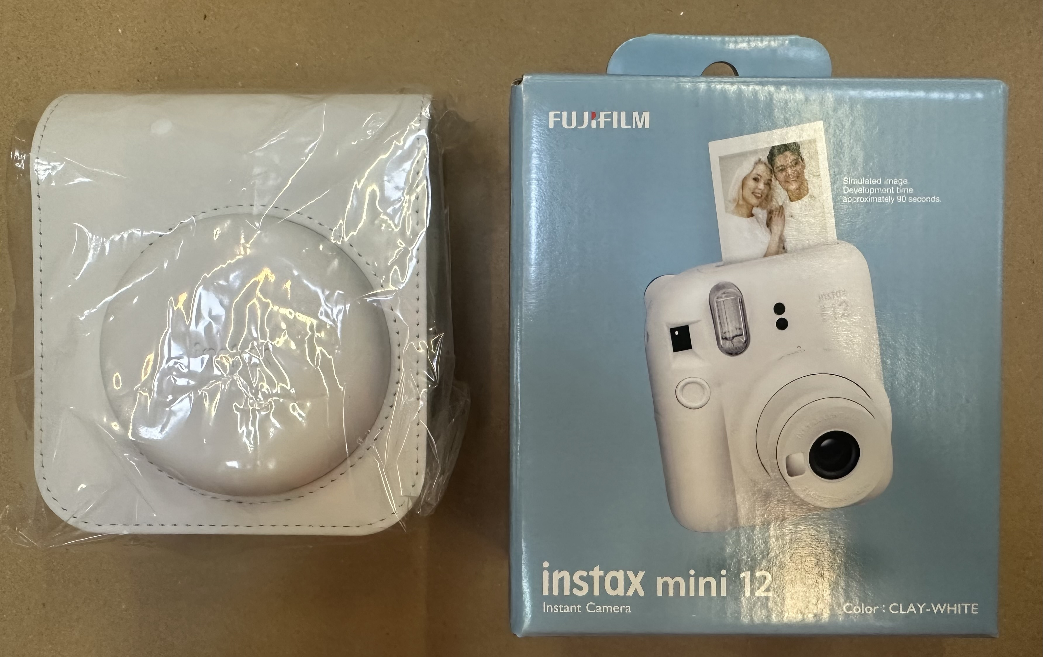 OUTLET - Aparat FUJIFILM Instax mini 12 Shacolla Set (etui + ramki Shacolla) Biały